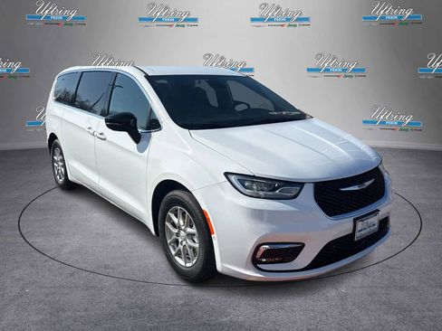 New 2026 Chrysler Pacifica Select image 1