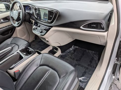 Used 2024 Chrysler Pacifica Touring-L FWD image 30
