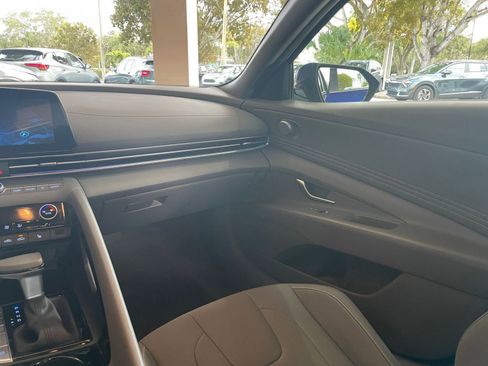 Used 2025 Hyundai Elantra SEL image 31