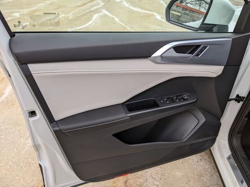 Certified 2025 Volkswagen Taos SE image 9