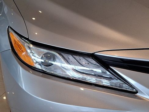 Used 2021 Toyota Camry XLE AWD/4WD image 9
