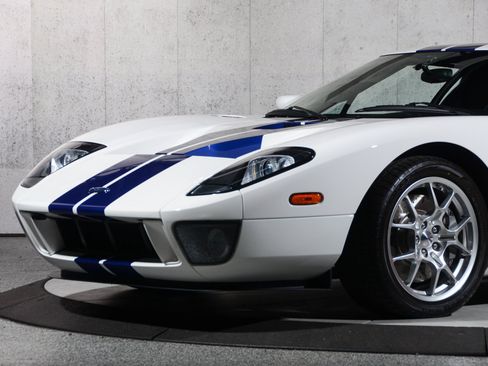 Used 2006 Ford GT RWD image 21