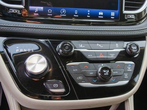 Used 2023 Chrysler Pacifica Limited FWD image 20