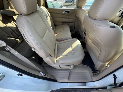 Used 2014 Nissan Pathfinder Platinum AWD/4WD image 18
