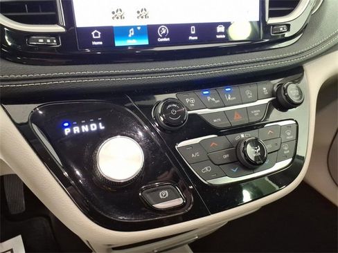 Used 2023 Chrysler Pacifica Touring-L image 20
