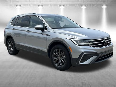 Used 2023 Volkswagen Tiguan SE w/ Panoramic Sunroof Package FWD image 8