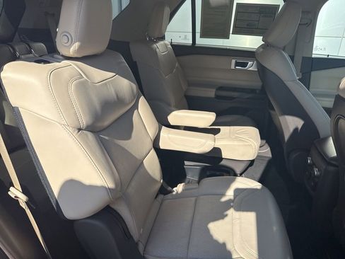 Used 2020 Ford Explorer Platinum w/ Premium Technology Package image 30