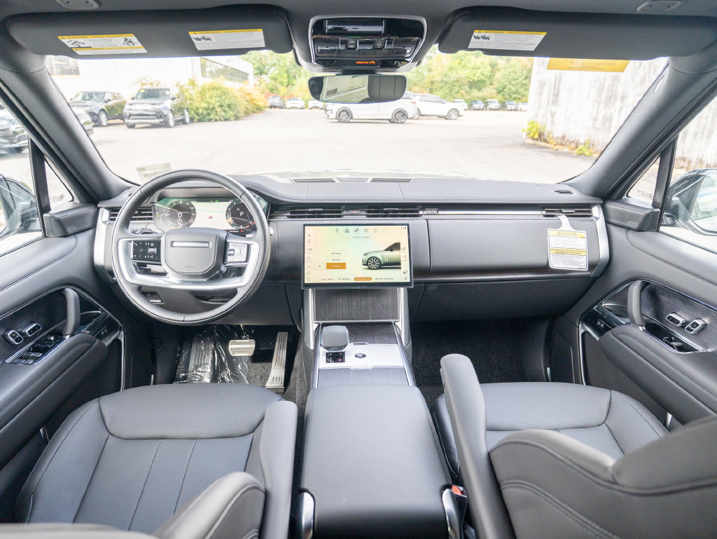 New 2026 Land Rover Range Rover Long Wheelbase SE AWD/4WD image 16