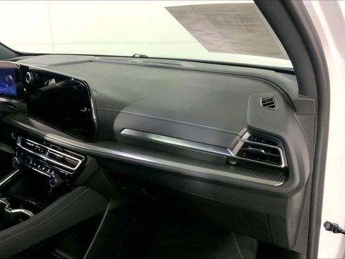 Used 2024 Chevrolet Traverse LT AWD/4WD image 16