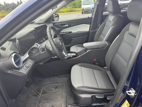 Used 2024 Chevrolet Trax LT w/ Sunroof Package FWD image 21