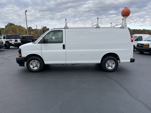 Used 2017 Chevrolet Express 2500 image 2