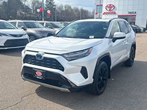 Used 2024 Toyota RAV4 SE w/ Convenience Package image 3