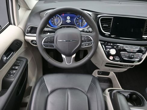 Used 2024 Chrysler Pacifica Touring-L image 16