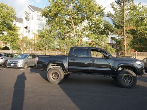 Used 2022 Toyota Tacoma TRD Sport w/ Technology Package AWD/4WD image 3