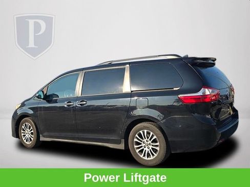 Used 2018 Toyota Sienna XLE FWD image 11