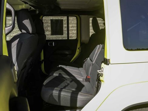 Used 2024 Jeep Wrangler Unlimited Sahara image 21