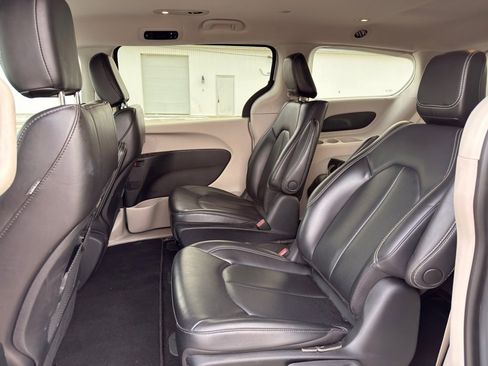 Used 2023 Chrysler Pacifica Touring-L image 37
