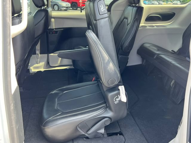 Used 2023 Chrysler Pacifica Touring-L FWD image 5