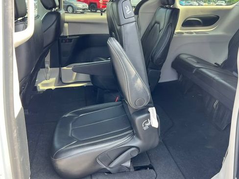 Used 2023 Chrysler Pacifica Touring-L FWD image 5