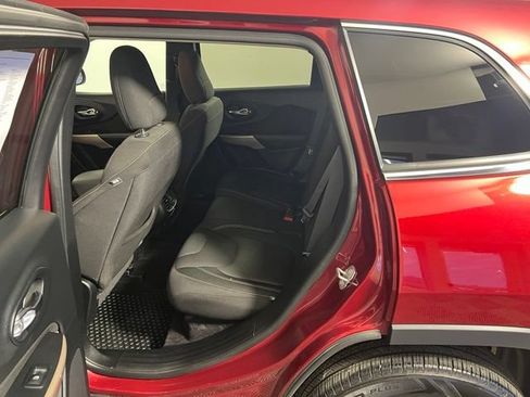 Used 2017 Jeep Cherokee Latitude w/ Cold Weather Group AWD/4WD image 23