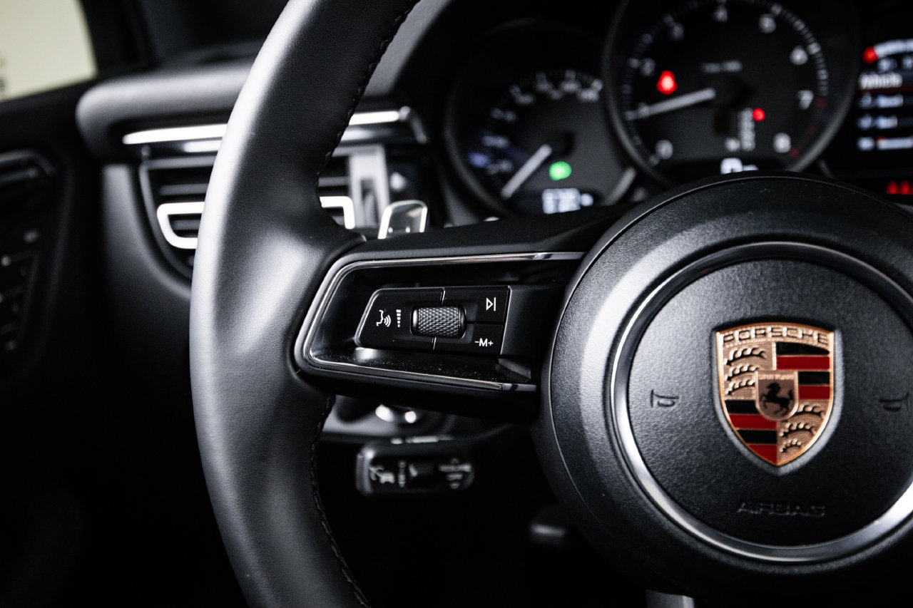 Certified 2026 Porsche Macan AWD/4WD image 17
