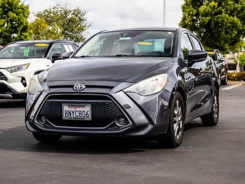 Used 2019 Toyota Yaris LE FWD image 3