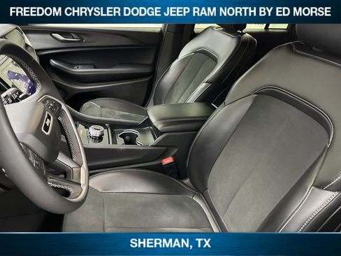 Used 2025 Jeep Grand Cherokee Altitude image 8