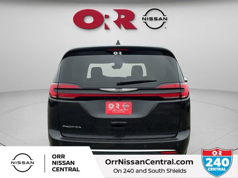 Used 2023 Chrysler Pacifica Touring-L FWD image 6