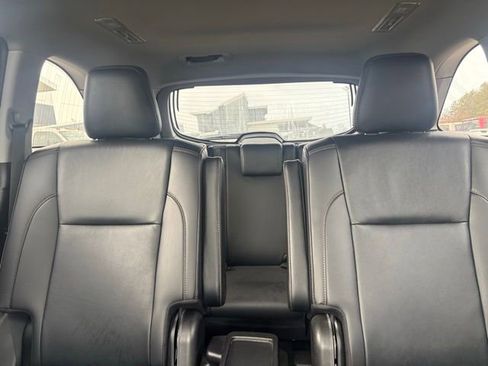 Used 2019 Toyota Highlander XLE image 12