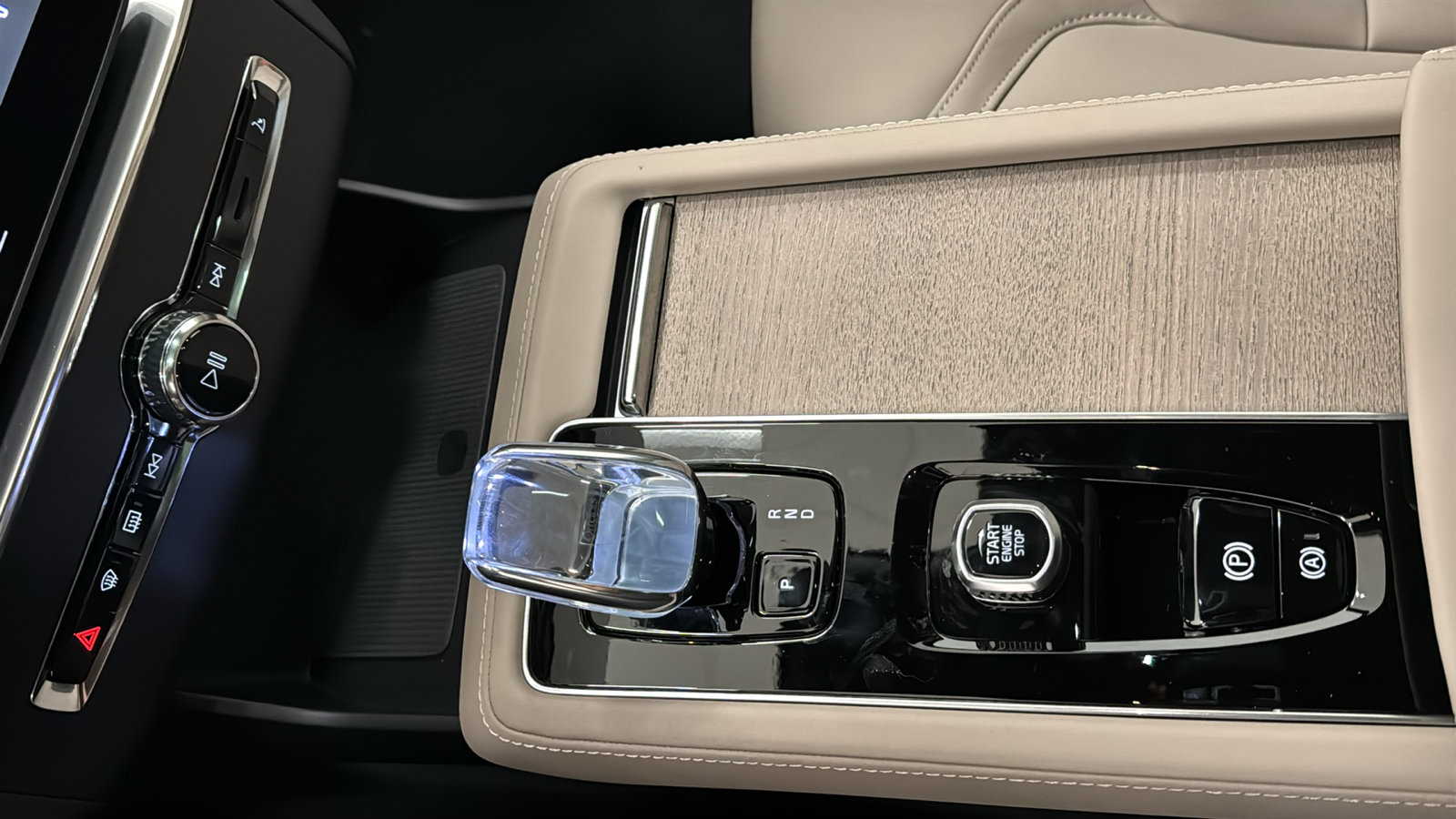 New 2026 Volvo XC90 T8 Plus w/ Protection Package Premier AWD/4WD image 19