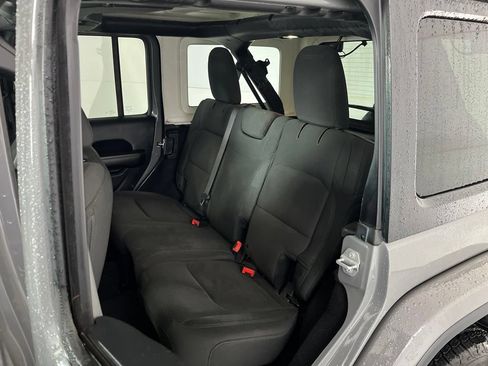 Used 2018 Jeep Wrangler Unlimited Sahara AWD/4WD image 22