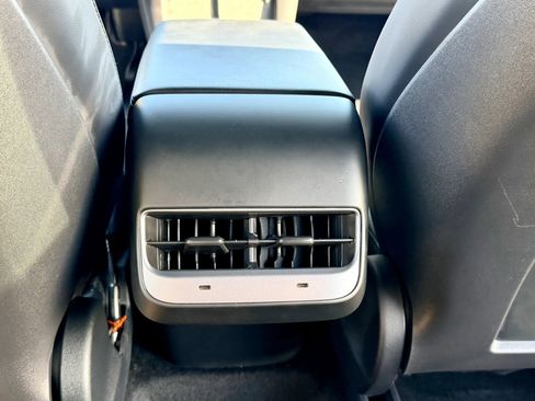Used 2022 Tesla Model Y Long Range AWD/4WD image 26