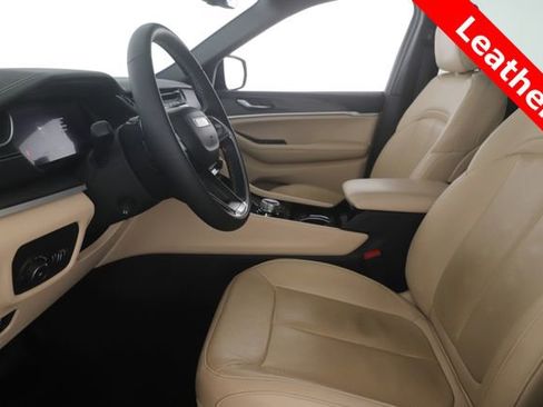 Used 2023 Jeep Grand Cherokee L Limited w/ Luxury Tech Group II image 16