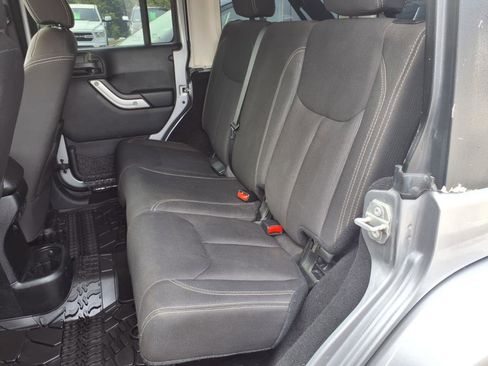 Used 2018 Jeep Wrangler Unlimited Sahara image 7