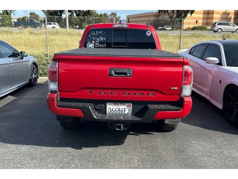 Used 2021 Toyota Tacoma TRD Off-Road w/ TRD Premium Off Road Package image 4