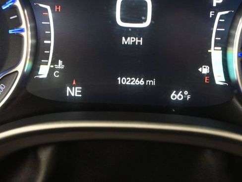 Used 2022 Chrysler Pacifica Touring-L FWD image 31