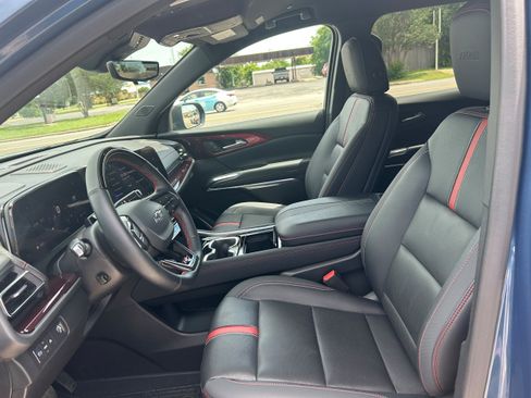 Used 2025 Chevrolet Traverse RS FWD image 19
