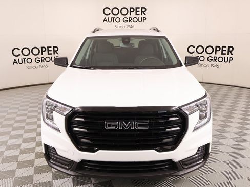 Used 2024 GMC Terrain SLE w/ Driver Convenience Package image 8