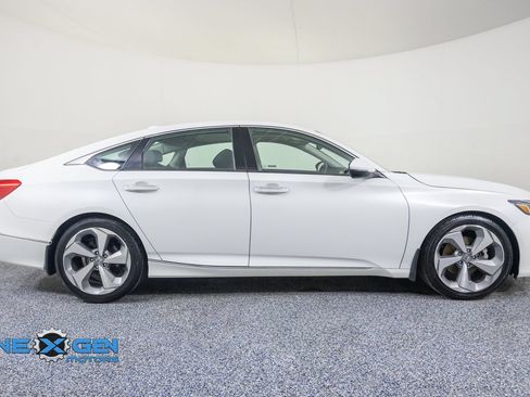 Used 2018 Honda Accord Touring image 8