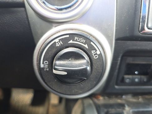 Used 2018 Nissan Titan SV w/ SV Convenience Package image 19