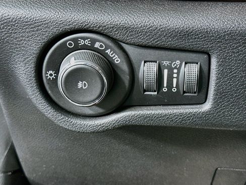 Used 2020 Chrysler Pacifica Limited w/ Tire & Wheel Group FWD image 17