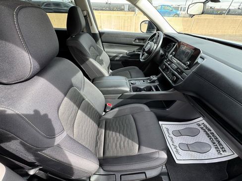 Used 2025 Nissan Pathfinder S image 16