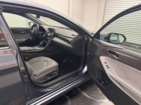 Used 2019 Toyota Avalon XSE image 8