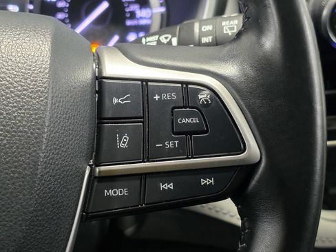Used 2022 Toyota Highlander XLE FWD image 33