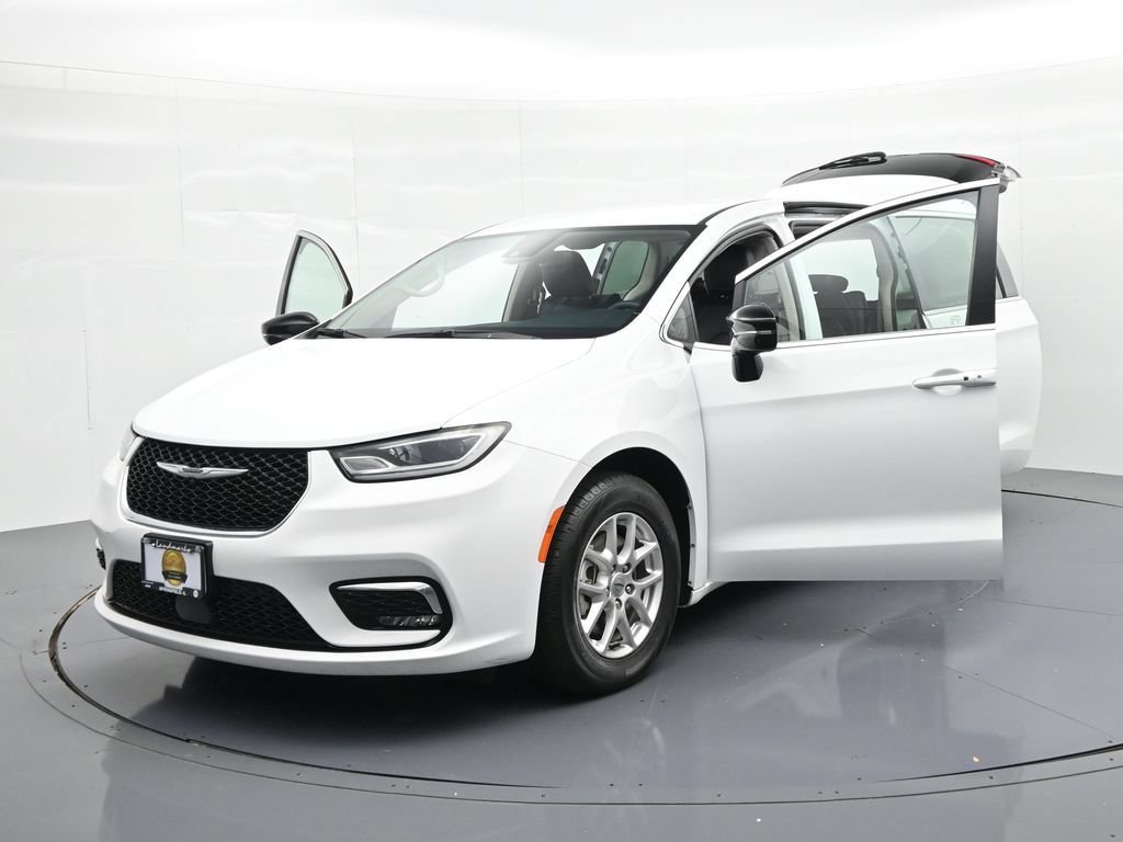 Used 2024 Chrysler Pacifica Touring-L FWD image 25