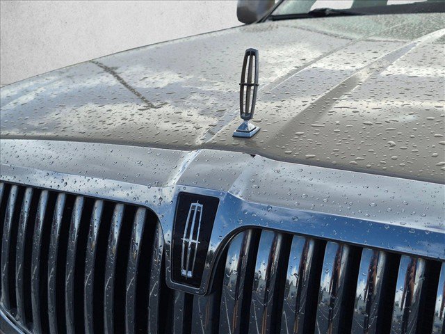 Used 2011 Lincoln Town Car Signature Limited RWD image 13