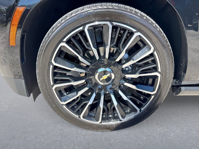 Used 2025 Chevrolet Tahoe High Country AWD/4WD image 10