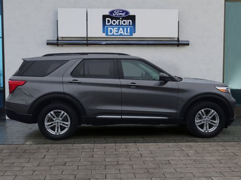 Used 2023 Ford Explorer XLT w/ Equipment Group 202A AWD/4WD image 2