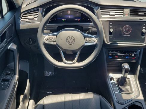 Used 2023 Volkswagen Tiguan SE FWD image 12