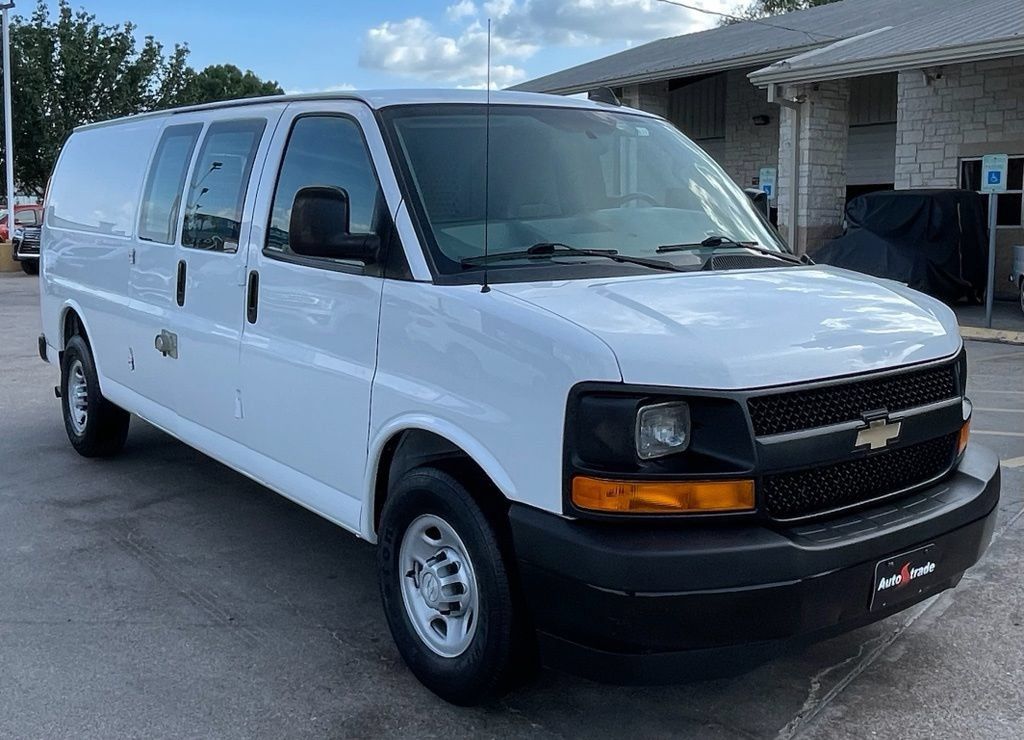 Used 2017 Chevrolet Express 2500 Extended RWD image 2